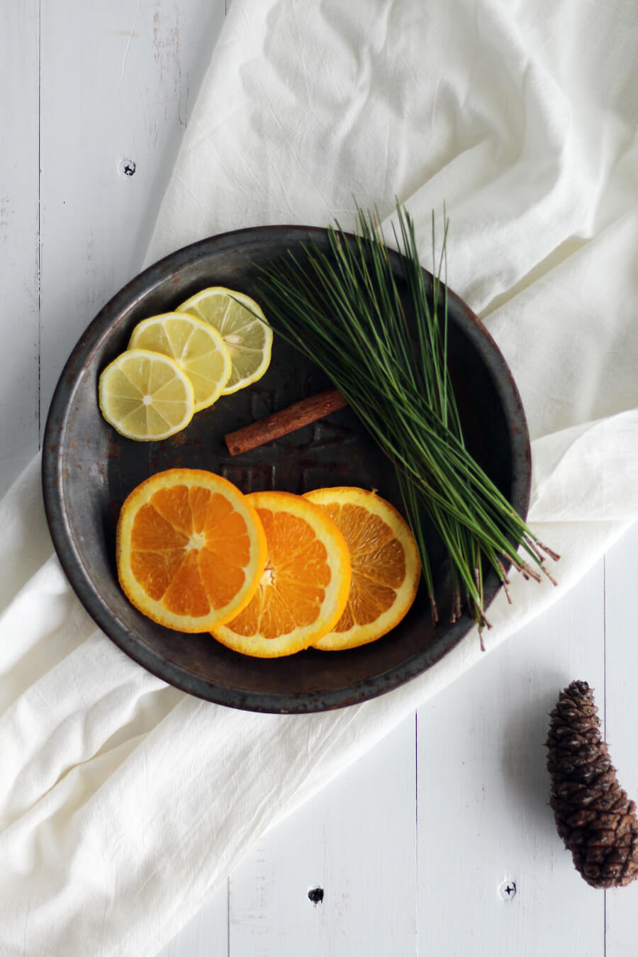 Make Christmas magic happen in your home with a few natural fruits, plants, and spices. In this post, we have 6 simple scents for homemade air fresheners that you can simmer on your stove top.